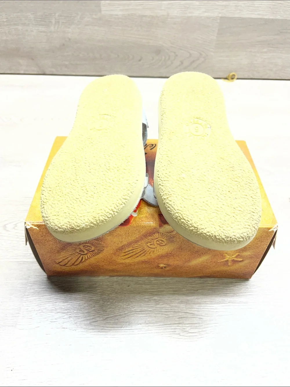 Girls White Scalloped Strap Buckle Sandals #390